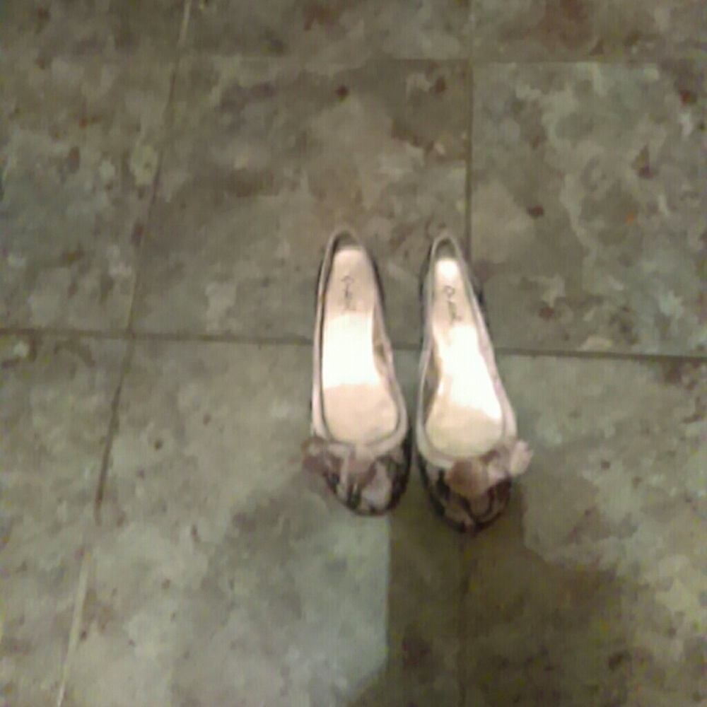 Flats with lace and bow